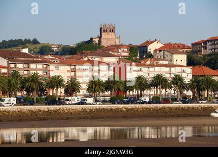 Vue sur le paysage avec l'Iglesia de Santa María de los Ángeles San Vicente de la Barquera Cantabria Espagne Banque D'Images