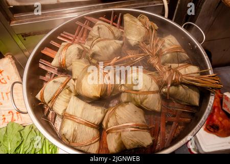 Boulettes de riz cuites à la vapeur dans Lotus Leaf, Hong Kong, Chine, Asie du Sud-est, Banque D'Images