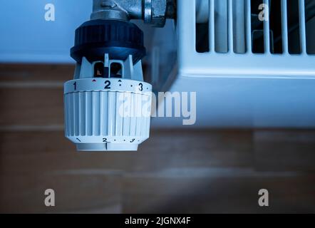 Le thermostat d'un radiateur est réglé sur une température basse pour économiser de l'énergie. Banque D'Images