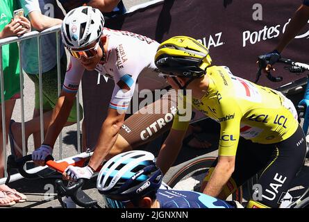 Morzine, France. 12th juillet 2022. Luxembourgish Bob Jungels de AG2R Citroën et slovène Tadej Pogacar des Émirats Arabes Unis, photographié au début de la dix e étape de la course cycliste Tour de France, une course de 148km de Morzine les portes du Soleil à Megève, en France, le mardi 12 juillet 2022. Le Tour de France de cette année a lieu du 01 au 24 juillet 2022. BELGA PHOTO DAVID STOCKMAN - UK OUT crédit: Belga News Agency/Alay Live News Banque D'Images