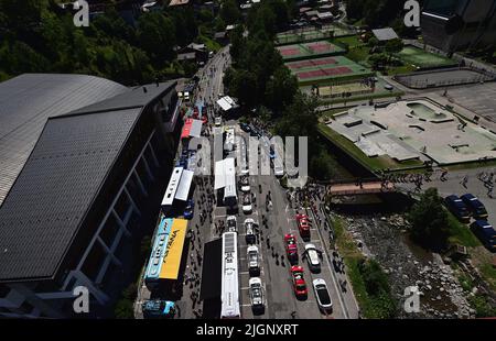 Megève, France. 12th juillet 2022. L'illustration montre le paddock photographié au début de la dix e étape de la course cycliste Tour de France, une course de 148km de Morzine les portes du Soleil à Megève, en France, le mardi 12 juillet 2022. Le Tour de France de cette année a lieu du 01 au 24 juillet 2022. BELGA PHOTO POOL PETE GODING - UK OUT Credit: Belga News Agency/Alay Live News Banque D'Images