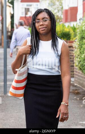 Londres ,Royaume-Uni -12/07/2022. Le député Kemi Badenoch quitte son domicile de Londres aujourd'hui, Mme Badenoch a annoncé qu'elle se jocerait au poste de chef de la Pa Tory Banque D'Images