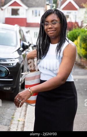 Londres ,Royaume-Uni -12/07/2022. Le député Kemi Badenoch quitte son domicile de Londres aujourd'hui, Mme Badenoch a annoncé qu'elle se jocerait au poste de chef de la Pa Tory Banque D'Images