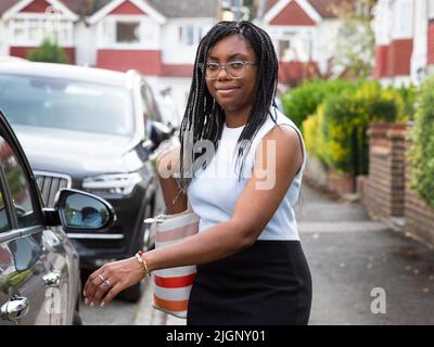 Londres ,Royaume-Uni -12/07/2022. Le député Kemi Badenoch quitte son domicile de Londres aujourd'hui, Mme Badenoch a annoncé qu'elle se jocerait au poste de chef de la Pa Tory Banque D'Images