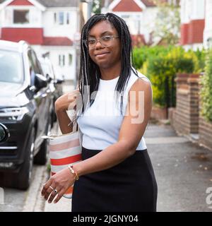 Londres ,Royaume-Uni -12/07/2022. Le député Kemi Badenoch quitte son domicile de Londres aujourd'hui, Mme Badenoch a annoncé qu'elle se jocerait au poste de chef de la Pa Tory Banque D'Images