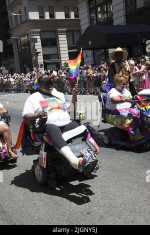 Le défilé annuel gay Pride revient en mars sur 5th Avenue et se termine sur Christopher Street dans Greenwich Village après une pause de 3 ans en raison de la pandémie Covid-19. Les gays handicapés défilent dans le défilé. Banque D'Images