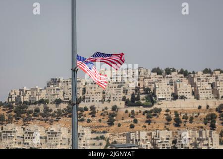 Jérusalem, Israël. 12th juillet 2022. Deux drapeaux américains flottent dans le vent près de la colonie de Har Homa et du point de contrôle de Bethléem tandis que des drapeaux américains sont placés sur la route de Jérusalem à la ville de Cisjordanie de Bethléem avant la visite d'État par le président américain Joe Biden. Crédit : Ilia Yefimovich/dpa/Alay Live News Banque D'Images