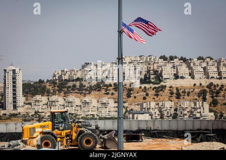 Jérusalem, Israël. 12th juillet 2022. Deux drapeaux américains flottent dans le vent près de la colonie de Har Homa et du point de contrôle de Bethléem tandis que des drapeaux américains sont placés sur la route de Jérusalem à la ville de Cisjordanie de Bethléem avant la visite d'État par le président américain Joe Biden. Crédit : Ilia Yefimovich/dpa/Alay Live News Banque D'Images