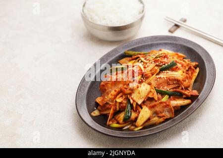 Belly de porc et kimchi sautés frits, cuisine coréenne Banque D'Images
