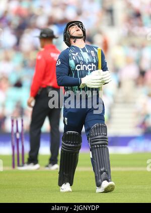 Jason Roy, de l'Angleterre, quitte le terrain après avoir été Bowled lors du premier match international d'une journée au Kia Oval, Londres. Date de la photo: Mardi 12 juillet 2022. Banque D'Images