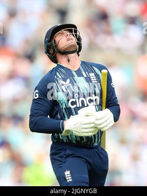 Jason Roy, de l'Angleterre, quitte le terrain après avoir été Bowled lors du premier match international d'une journée au Kia Oval, Londres. Date de la photo: Mardi 12 juillet 2022. Banque D'Images