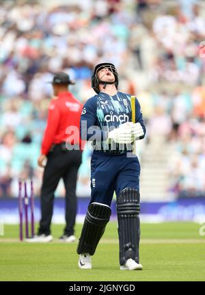 Jason Roy, de l'Angleterre, quitte le terrain après avoir été Bowled lors du premier match international d'une journée au Kia Oval, Londres. Date de la photo: Mardi 12 juillet 2022. Banque D'Images