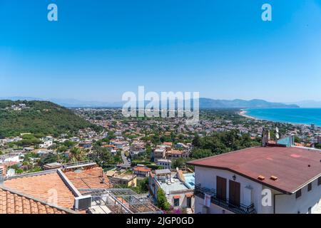 Vue depuis la place Piazza Giose’ Carducci, San Felice Circeo, Lazio, Italie, Europe Banque D'Images