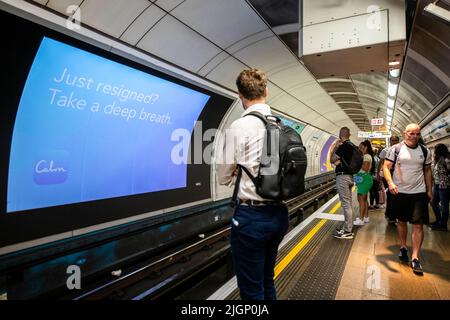 USAGE ÉDITORIAL SEULEMENT vues générales des affiches à la gare Victoria de Londres, qui ont été installées par calme pour rappeler aux gens de prendre un souffle, après les événements politiques de la semaine dernière. Date de la photo: Mardi 12 juillet 2022. Banque D'Images