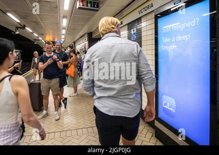 USAGE ÉDITORIAL SEULEMENT vues générales des affiches à la gare Victoria de Londres, qui ont été installées par calme pour rappeler aux gens de prendre un souffle, après les événements politiques de la semaine dernière. Date de la photo: Mardi 12 juillet 2022. Banque D'Images