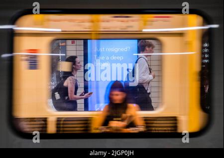 USAGE ÉDITORIAL SEULEMENT vues générales des affiches à la gare Victoria de Londres, qui ont été installées par calme pour rappeler aux gens de prendre un souffle, après les événements politiques de la semaine dernière. Date de la photo: Mardi 12 juillet 2022. Banque D'Images