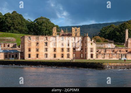 Port Arthur Australie, vue sur la baie aux ruines de la colonie pénitentiaire du 19th siècle Banque D'Images