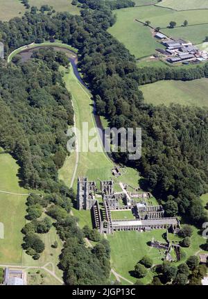 Vue aérienne prise de plus de 1500' de l'abbaye de Fountains, près de Ripon, un des plus grands et des mieux conservés dans les monastères cistercienne et l'Angleterre. Banque D'Images