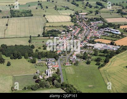Vue aérienne depuis l'ouest du village de Snape, dans le North Yorkshire, près de Bedale (le château de Snape est en premier plan) Banque D'Images