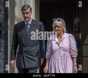 Downing Street, Londres, Royaume-Uni. 12 juillet 2022. Jacob Rees-Mogg (ministre d'État, ministre des possibilités de Brexit et de l'efficacité gouvernementale) et Nadine Dorries (secrétaire d'État au numérique, à la Culture, aux médias et aux Sports) émettent une déclaration conjointe à l'extérieur du 10 Downing Street en faveur de Liz Truss pour le chef du parti conservateur et le premier ministre. Crédit : Malcolm Park/Alay Live News Banque D'Images