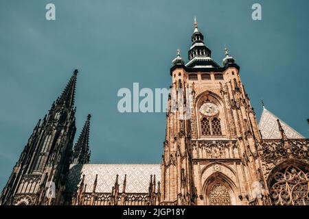 Façade extérieure de la cathédrale Saint-Vitus de Prague République tchèque. Architecture de style gothique, détails d'un bâtiment religieux chef-d'œuvre. Banque D'Images