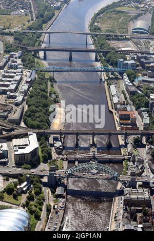 Vue aérienne depuis l'est des ponts de Tyne sur la rivière Tyne, Newcastle upon Tyne, Tyne & Wear Banque D'Images