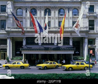 1987 TAXIS JAUNES HISTORIQUES (©GENERAL MOTORS CORP 1985) MAIN ENTRANCE PLAZA HOTEL (©HENRY J HARDENBERGH 1907) GRAND ARMY PLAZA MANHATTAN NEW YORK CITY USA Banque D'Images