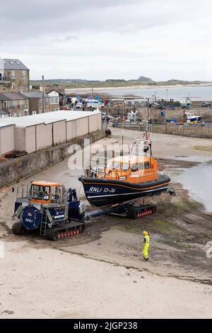 Rétablissement du canot de sauvetage de la classe Shannon RNLB 13-36 John et Elizabeth Allan à Seahouses Harbour, North Sunderland, Angleterre Banque D'Images