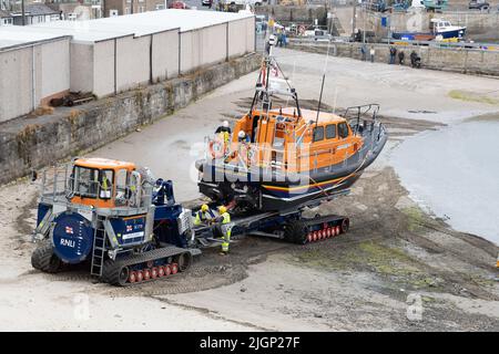 Rétablissement du canot de sauvetage de la classe Shannon RNLB 13-36 John et Elizabeth Allan à Seahouses Harbour, North Sunderland, Angleterre Banque D'Images