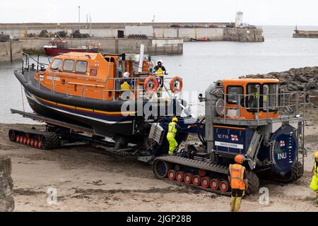 Rétablissement du canot de sauvetage de la classe Shannon RNLB 13-36 John et Elizabeth Allan à Seahouses Harbour, North Sunderland, Angleterre Banque D'Images