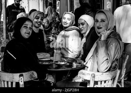 Un groupe de jeunes femmes jordaniennes dégusteront un petit-déjeuner devant Un café à Aqaba, dans le gouvernorat d'Aqaba, en Jordanie. Banque D'Images