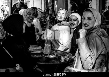 Un groupe de jeunes femmes jordaniennes dégusteront un petit-déjeuner devant Un café à Aqaba, dans le gouvernorat d'Aqaba, en Jordanie. Banque D'Images