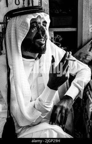 Portrait d'Un propriétaire de boutique jordanien en robe traditionnelle, Aqaba, gouvernorat d'Aqaba, Jordanie. Banque D'Images