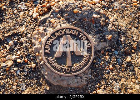 Un marqueur circulaire métallique pour le sentier Appalachian dirige les randonneurs sur le long trajet qui mène de la Géorgie au Maine Banque D'Images