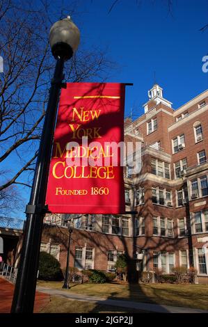 Un panneau rouge et une bannière sont accroché à un lampadaire du New York Medical College de Valhalla, accueillant les étudiants de l'école de médecine Banque D'Images