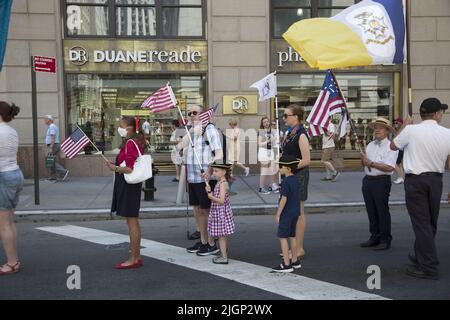 Parade de la petite indépendance sur 4 juillet dans le centre-ville historique de Manhattan où George Washington a prêté le premier serment présidentiel. Les patriotes coréens américains défilent dans le défilé. Les citoyens montrent leur patriotisme en portant des drapeaux américains dans la parade. Banque D'Images