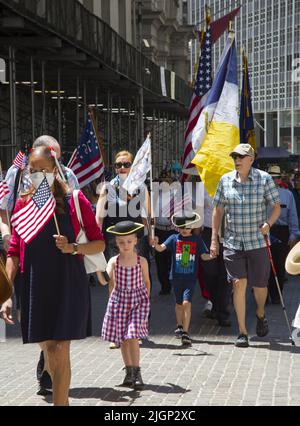 Parade de la petite indépendance sur 4 juillet dans le centre-ville historique de Manhattan où George Washington a prêté le premier serment présidentiel. Les patriotes coréens américains défilent dans le défilé. Les citoyens montrent leur patriotisme en portant des drapeaux américains dans la parade. Banque D'Images