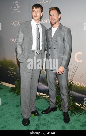 New York, États-Unis. 11th juillet 2022. (G-D) Harris Dickinson et Taylor John-Smith assistent à la première « Where the Crawdads Sing » au Musée d'art moderne de New York, NY, 11 juillet 2022. (Photo par Anthony Behar/Sipa USA) crédit: SIPA USA/Alay Live News Banque D'Images