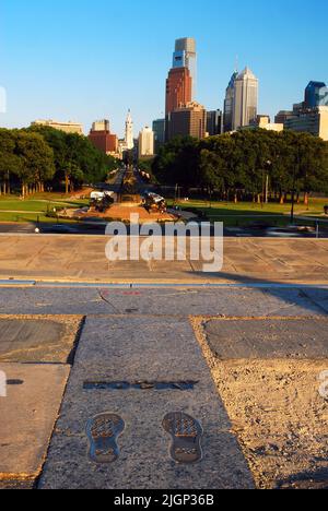 Les empreintes de Rocky Balboa sont situées en haut des escaliers menant au musée d'art de Philadelphie, montre la vue du célèbre film Banque D'Images