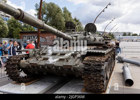 WROCŁAW, POLOGNE - 12 JUILLET 2022 : exposition d'équipements militaires russes détruits pour votre liberté à Wrocław, char T-72BA, vue de face Banque D'Images