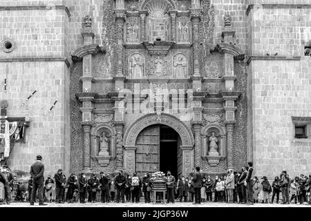 Les habitants de la région assistent À Un funérailles à la cathédrale de Puno, Plaza de Armas, Puno, province de Puno, Pérou. Banque D'Images