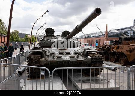 WROCŁAW, POLOGNE - 12 JUILLET 2022 : exposition d'équipements militaires russes détruits pour votre liberté à Wrocław, T-72BA russe, vue de face Banque D'Images