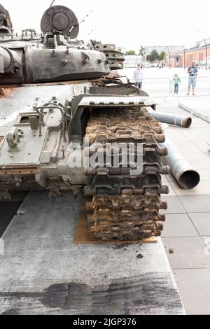 WROCŁAW, POLOGNE - 12 JUILLET 2022 : exposition d'équipements militaires russes détruits « pour vous et notre liberté » à Wrocław, char T-72BA, vue de face d'un t Banque D'Images