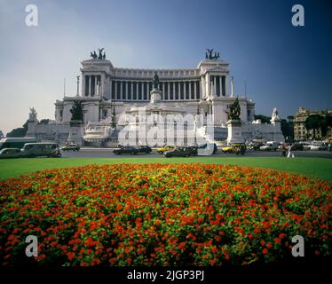 1989 TRAFIC AUTOMOBILE HISTORIQUE PASSANT DEVANT LE MONUMENT VICTOR EMMANUAL II ROME ITALIE Banque D'Images