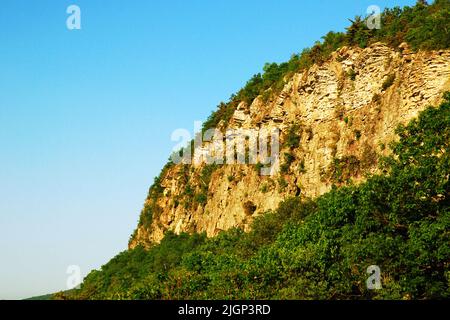 La face rocheuse exposée des montagnes Shawangunk s'élève de la forêt et des terres boisées du parc national de Minnewaska à New York Banque D'Images