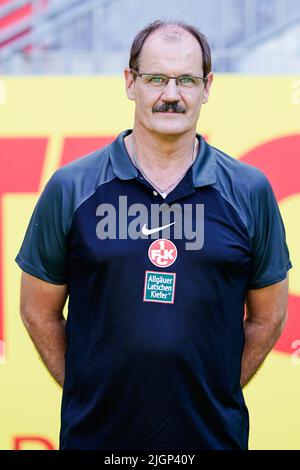 12 juillet 2022, Rhénanie-Palatinat, Kaiserslautern: Séance de photos 1. FC Kaiserslautern, photos et portraits d'équipe, stade Fritz Walter. Le superviseur Peter Miethe. Photo: Uwe Anspach/dpa - NOTE IMPORTANTE: Conformément aux exigences du DFL Deutsche Fußball Liga et du DFB Deutscher Fußball-Bund, il est interdit d'utiliser ou d'utiliser des photos prises dans le stade et/ou du match sous forme de séquences d'images et/ou de séries de photos de type vidéo. Banque D'Images