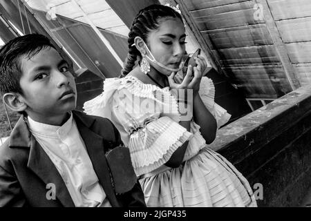 Les enfants danseuses en costume attendent de participer à Un concours de danse Marinera au festival de danse Marinera, Trujillo, région de la Libertad, Pérou. Banque D'Images