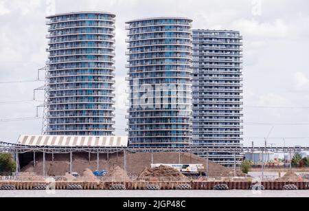 Vue sur la Tamise depuis la péninsule de Greenwich. Montre de nouveaux immeubles résidentiels en premier plan à Canning Town Banque D'Images