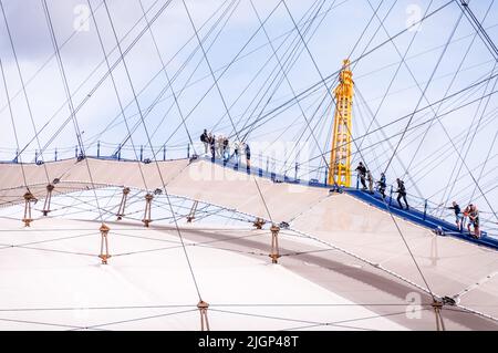 Grimpeurs sur le dôme de l'aréna de O2 de 53 mètres (174 pieds) de haut 'Roof Walk', une passerelle en tissu depuis les mâts de 25 juin 2022, sur la péninsule de Greenwich Banque D'Images