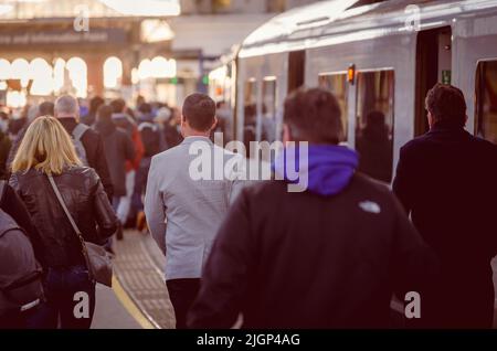 Plate-forme surpeuplée à la gare de Brighton à l'heure de pointe du matin, Brighton, Angleterre. Banque D'Images